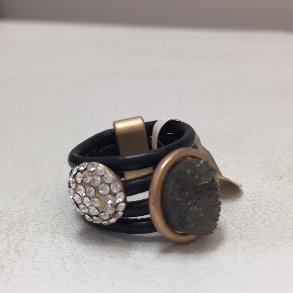 Size 8 ring - Picture 2 of 3